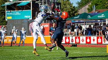Anthony Harris Jr von ifm Ravensburg Razorbacks veruscht eine Ball in der GFL zu fangen.