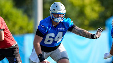 Detroit Lions Center Cade Mays (64) beim Blocken bei einer Trainingseinheit.