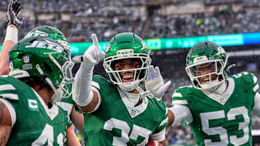 Cornerback Qwan’tez Stiggers von den New York Jets und seine Teamkollegen feiern eine Fumble Recovery gegen Punt Returner Jamal Agnew von den Atlanta Falcons im MetLife Stadium in East Rutherford, New Jersey (NFL, American Football, USA)