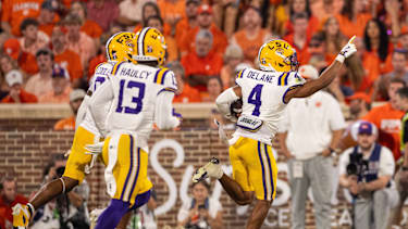 LSU Tigers Cornerback Mansoor Delane (#4) feiert eine Interception gegen die Clemson Tigers in der zweiten Halbzeit im Memorial Stadium in Clemson, South Carolina