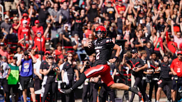 Quarterback Brendan Sorsby von den Cincinnati Bearcats sprintet mit großen Schritten in die Endzone während eines College-Football-Spiels im Nippert Stadium in Cincinnati, Ohio (NCAA Football, USA)