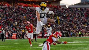 Michigan Wolverines deutscher Tight End Marlin Klein (17) auf dem Feld beim College-Football-Spiel der Michigan Wolverines gegen die Maryland Terrapins im SECU Stadium Port Chester.