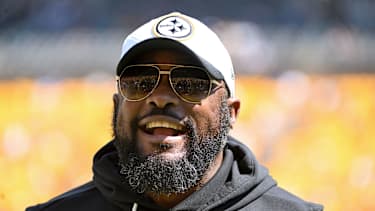 Head Coach Mike Tomlin von den Pittsburgh Steelers wärmt sich vor dem NFL-Spiel gegen die Seattle Seahawks im Acrisure Stadium auf
