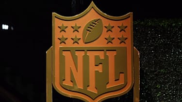 Das NFL-Logo auf einer Trophäe