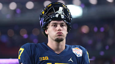 Tight End Marlin Klein von den Michigan Wolverines verlässt nach der Niederlage gegen die TCU Horned Frogs das Feld im Fiesta Bowl im State Farm Stadium in Glendale