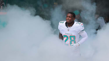 Running Back De'Von Achane von den Miami Dolphins betritt vor dem Spiel gegen die New Orleans Saints das Feld im Hard Rock Stadium in Miami Gardens (NFL, American Football, USA)