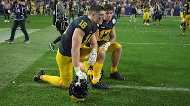Michigan Wolverines Tight Ends Colston Loveland (18) and Marlin Klein (17) knien auf dem Feld, nach der Niederlage gegen TCU Horned Frogs im 2022 Fiesta Bowl im State Farm Stadium.