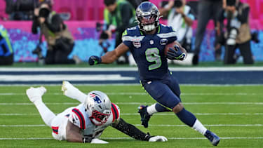 Kenneth Walker (9) von den Seattle Seahawks lässt einen Patriots-Spieler im Super Bowl stehen.
