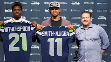 General Manager der Seahawks John Schneider (rechts) mit seinen jungen Starspielern des Teams Jaxon Smith-Njigba (Mitte) und Devon Witherspoon (links).