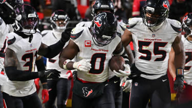 Azeez Al-Shaair (#0) schnappt sich beim Sunday Night Football die dritte Interception von Patrick Mahomes und besiegelt den Chiefs-Kollaps.