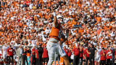 Quarterback Arch Manning von den Texas Longhorns wirft einen Pass im Red River Rivalry gegen die Oklahoma Sooners im Cotton Bowl Stadium in Dallas (College Football, USA)