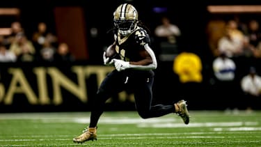 Alvin Kamara 41 von den New Orleans Saints läuft den Ball im Spiel gegen die New York Giantsim Caesars Superdome&nbsp; in New Orleans, Louisiana.