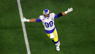 Defensive Tackle Aaron Donald von den Los Angeles Rams feiert seinen spielentscheidenden Spielzug gegen Quarterback Joe Burrow von den Cincinnati Bengals im Super Bowl LVI im SoFi Stadium in Inglewood (NFL, USA)