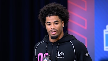 LSU Tigers Defensive Back Mansoor Delane beantwortet Fragen der Medien während des NFL Scouting Combine im Indiana Convention Center in Indianapolis, Indiana