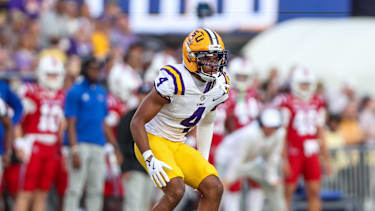 LSU Tigers Cornerback Mansoor Delane (#4) verteidigt gegen Louisiana Tech Bulldogs Wide Receiver Marques Singleton Jr. (#16) im Tiger Stadium in Baton Rouge, Louisiana