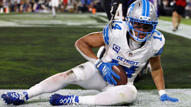 Wide Receiver Amon-Ra St. Brown von den Detroit Lions fängt einen Touchdown-Pass gegen Cornerback Marlon Humphrey von den Baltimore Ravens im M&amp;T Bank Stadium in Baltimore (NFL, American Football, USA)