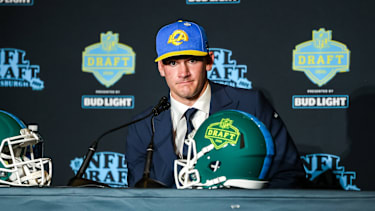 Quarterback Ty Simpson spricht nach seiner Auswahl im NFL Draft 2026 als 13. Pick für die Los Angeles Rams bei einer Pressekonferenz in Pittsburgh