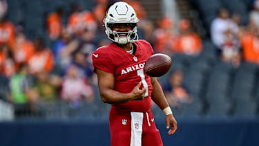 Arizona Cardinals Quarterback Kyler Murray (#1) beim Aufwärmen vor dem NFL Preseason-Spiel gegen die Denver Broncos im Empower Field at Mile High in Denver, Colorado