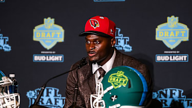Running Back Jeremiyah Love spricht nach seiner Auswahl als dritter Pick im NFL Draft 2026 für die Arizona Cardinals bei einer Pressekonferenz in Pittsburgh