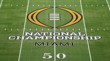 Das CFP-Logo ist beim College Football Playoff National Championship Game zwischen den Indiana Hoosiers und den Miami Hurricanes am 19. Januar 2026 im Hard Rock Stadium in Miami Gardens auf der Spielfeldmitte zu sehen.