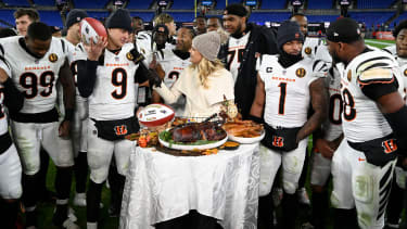 NFL, American Football Herren, USA Cincinnati Bengals at Baltimore Ravens Nov 27, 2025; Baltimore, Maryland, USA; Cincinnati Bengals quarterback Joe Burrow (9) speaks to the media after the game at M&amp;T Bank Stadium. Baltimore M&amp;T Bank Stadium Maryland USA, EDITORIAL USE ONLY PUBLICATIONxINxGERxSUIxAUTxONLY Copyright: xTommyxGilliganx 20251127_mcd_gb3_102