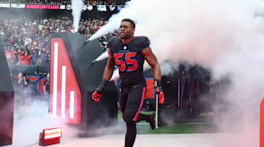 Houston Texans Defensive End Danielle Hunter (#55) läuft durch Rauch auf das Spielfeld, während er vor dem NFL-Spiel gegen die Indianapolis Colts im NRG Stadium in Houston, Texas, als Starter vorgestellt wird