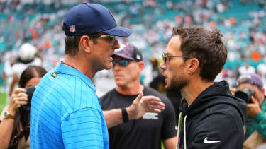 NFL, American Football Herren, USA Los Angeles Chargers at Miami Dolphins Oct 12, 2025; Miami Gardens, Florida, USA; Los Angeles Chargers head coach Jim Harbaugh greats Miami Dolphins Mike McDaniel at the game at Hard Rock Stadium. Miami Gardens Hard Rock Stadium Florida USA, EDITORIAL USE ONLY PUBLICATIONxINxGERxSUIxAUTxONLY Copyright: xRichxStorryx 20251012_szo_fw7_0220