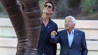 NFL, American Football Herren, USA Washington Commanders at New England Patriots Aug 8, 2025; Foxborough, Massachusetts, USA; Retired New England Patriot Hall of Famer Tom Brady stands with Robert Kraft during a statue unveiling before a game against the Washington Commanders at Gillette Stadium. Foxborough Gillette Stadium Massachusetts USA, EDITORIAL USE ONLY PUBLICATIONxINxGERxSUIxAUTxONLY Copyright: xPaulxRutherfordx 20250808_pmr_ra2_006