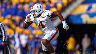 Miami Hurricanes Defensive End Rueben Bain Jr. (#4) setzt den Quarterback unter Druck beim NCAA College Football Spiel gegen die Pitt Panthers im Acrisure Stadium in Pittsburgh, Pennsylvania