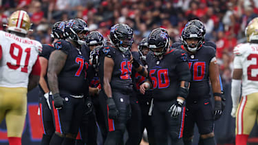 Spieler der Houston Texans versammeln sich im Huddle während des NFL-Spiels gegen die San Francisco 49ers im NRG Stadium in Houston (American Football, USA)