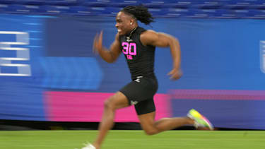 Western Kentucky Defensive Back Upton Stout (DB30) beim 40-Yard-Dash während des NFL Combine 2025 im Lucas Oil Stadium in Indianapolis, Indiana - Leistungstest für NFL Draft Prospects im American Football.