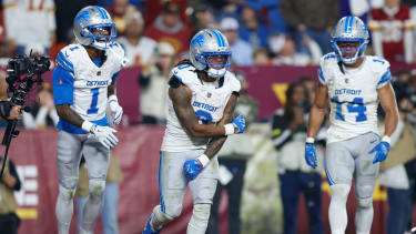 Detroit Lions running back Jahmyr Gibbs (Mitte) jubelt