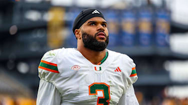 Miami Hurricanes Defensive End Akheem Mesidor (#3) verlässt das Spielfeld zur Halbzeit im Spiel gegen die Pitt Panthers im Acrisure Stadium in Pittsburgh, Pennsylvania