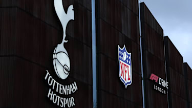 Branding von Premier League, Tottenham Hotspur, NFL (American Football) und Formel 1 vor dem Tottenham Hotspur Stadium in London, England. Außenansicht beim Spiel Tottenham Hotspur gegen Newcastle United am 10. Februar 2026.