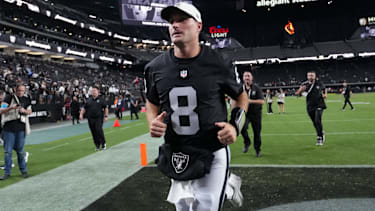 Quarterback Kirk Cousins (8) von den Las Vegas Raiders verlässt nach dem Spiel gegen die Arizona Cardinals im Allegiant Stadium das Feld.