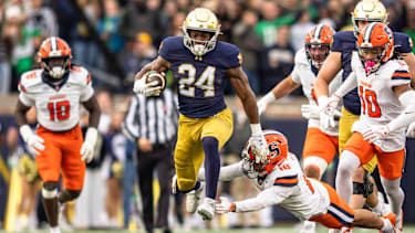 Notre Dame Running Back JADARIAN PRICE (24) bricht einen Tackle im Spiel der 9 Notre Dame Fighting Irish gegen die Syracuse Orange im Notre Dame Stadium in South Bend, Indiana.