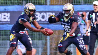Joshua Breece (Paderborn Dolphins, 01) handoff to Niklas Schröder (Paderborn Dolphins, 16)
