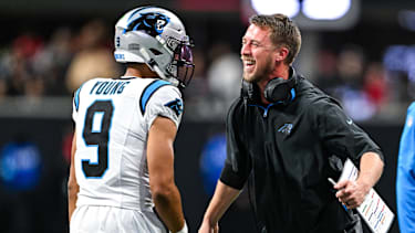 Brad Idzik freut sich zusammen mit seinem Quarterback