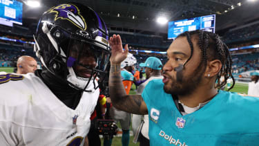 NFL, American Football Herren, USA Baltimore Ravens at Miami Dolphins Oct 30, 2025; Miami Gardens, Florida, USA; Baltimore Ravens quarterback Lamar Jackson (8) greets Miami Dolphins quarterback Tua Tagovailoa (1) after a game at Hard Rock Stadium. Miami Gardens Hard Rock Stadium Florida USA, EDITORIAL USE ONLY PUBLICATIONxINxGERxSUIxAUTxONLY Copyright: xNathanxRayxSeebeckx 20251030_tcs_fo8_123
