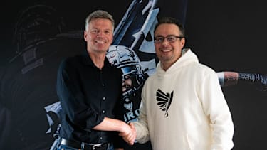 Ulz Däuber (links), General Manager Football der Raiders Tirol, mit Shuan Fatah (rechts), neuer Head Coach der Raiders Tirol.