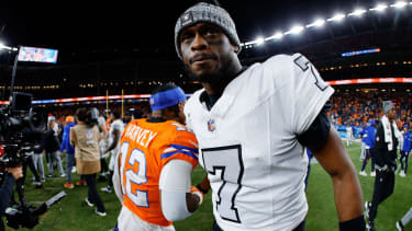 NFL, American Football Herren, USA Las Vegas Raiders at Denver Broncos Nov 6, 2025; Denver, Colorado, USA; Las Vegas Raiders quarterback Geno Smith (7) after the game against the Denver Broncos at Empower Field at Mile High. Denver Empower Field at Mile High Colorado USA, EDITORIAL USE ONLY PUBLICATIONxINxGERxSUIxAUTxONLY Copyright: xIsaiahxJ.xDowningx 20251106_ijd_bd3_030