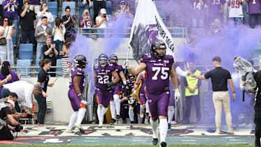 Frankfurt Galaxy laufen am Spieltag ins Stadion ein.
