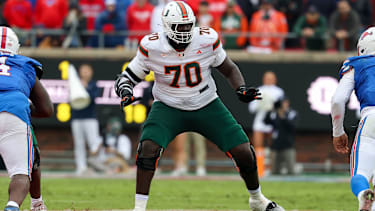 Offensive Lineman Markel Bell von den Miami Hurricanes geht in die Blockarbeit im Spiel gegen die SMU Mustangs im Gerald J. Ford Stadium in Dallas