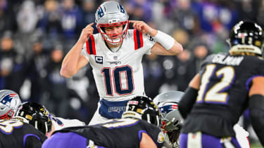 New England Patriots quarterback Drake Maye (10) calls an audible against the Baltimore Ravens during the first quarter at M&T Bank Stadium in Baltimore, Maryland, on Sunday, December 21, 2025. PUBLICATIONxNOTxINxUSA BAL20251221127 DAVIDxTULIS