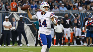 NFL, American Football Herren, USA Buffalo Bills at Chicago Bears Aug 17, 2025; Chicago, Illinois, USA; Buffalo Bills quarterback Mike White (14) throws during the first half against the Chicago Bears at Soldier Field. Chicago Soldier Field Illinois USA, EDITORIAL USE ONLY PUBLICATIONxINxGERxSUIxAUTxONLY Copyright: xMattxMartonx 20250817_mcd_bm5_174