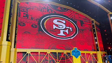 Das Logo der 49ers auf der Bühne des NFL Drafts 2026 in Pittsburgh.