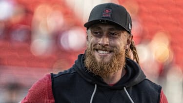 George Kittle von den San Francisco 49ers lächelt beim Aufwärmen vor dem Duell gegen die Atlanta Falcons
