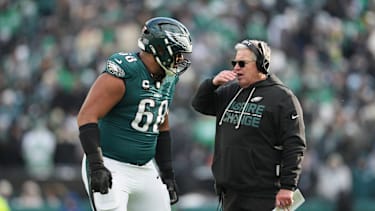 Offensive Tackle Jordan Mailata von den Philadelphia Eagles spricht während des Spiels gegen die Las Vegas Raiders mit Coach Jeff Stoutland im Lincoln Financial Field