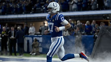 Indianapolis Colts Quarterback Daniel Jones (#17) wird vor dem NFL-Spiel gegen die Houston Texans im Lucas Oil Stadium in Indianapolis, Indiana, vorgestellt