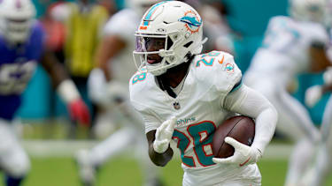 Nov 9, 2025; Miami Gardens, Florida, USA; Miami Dolphins running back De'Von Achane (28) runs during the first half against the Buffalo Bills at Hard Rock Stadium. Mandatory Credit: Jeff Romance-Imagn Images